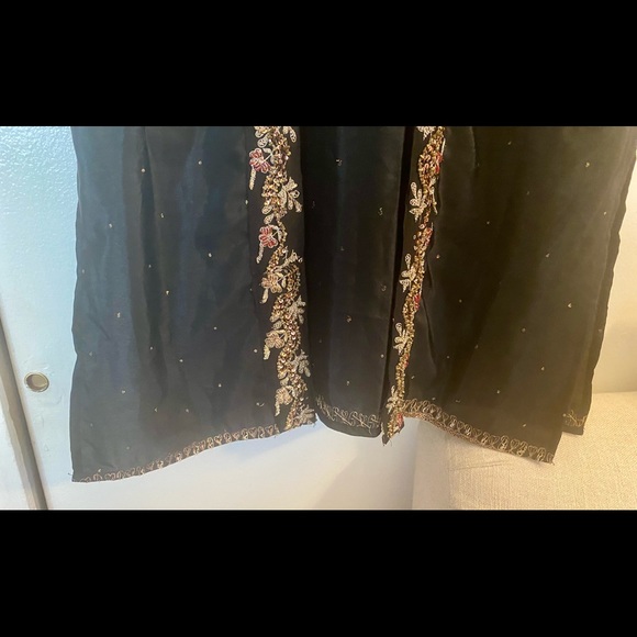 LA LO LA beautiful silk caftan,embroidered, new with tags - Picture 3 of 16